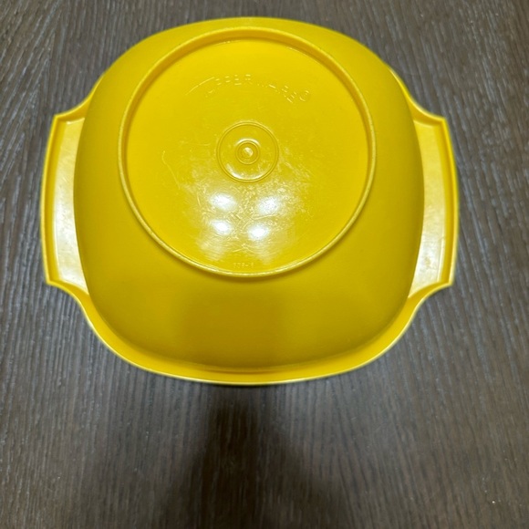 Vintage Tupperware Servalier Square Bowl w/ Lid 836-16 Yellow 8 Cup, 8" × 8" - Picture 5 of 9